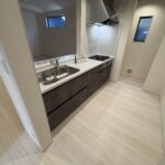 お料理しながら会話も弾む対面式キッチンです (風呂)