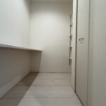 ワークルームとしても使えるスペース、カウンター付き収納です。