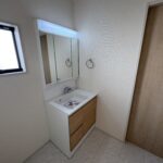 三面鏡の裏側には収納スペースがございます