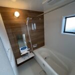 清潔感のある白を基調にしたユニットバスです (風呂)