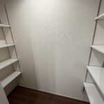 キッチン奥の棚付きのパントリー (キッチン)