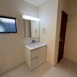 三面鏡の裏側には収納スペースがございます