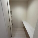 リビングにあるカウンター付きのパントリーです (居間)