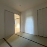 リビングと続き間の畳スペースです (居間)