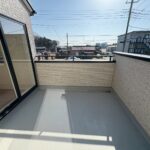 奥行きのある広いバルコニー